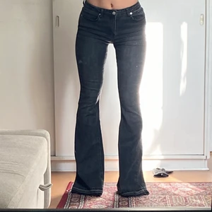 jeans - sjukt snygga lågmidjade jeans men de är tyvärr för små på mig. enbart testat! jag är 170cm lång
