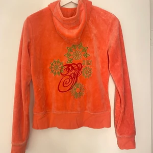 Kofta  - Mysig Juicy Couture kofta. Säljer då den inte används längre. Köpte även denna för omkring 1000kr. Den är inte som en L på, utan mindre i storleken. Skriv vid intresse, köparen står för frakt ❤️ OBS! Tröjan finns fortfarande kvar!!!!