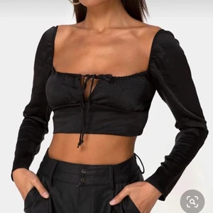 motel rocks topp - kort satin topp, jätte fin kvalitet men passar tyvärr inte mig. slutsåld överallt