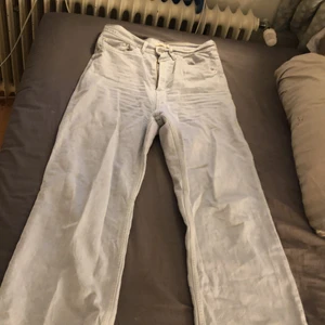 levisjeans - levisjeans i modellen high loose, W30 L29. använda fåtal gånger. säljer då jag ej tycker de sitter bra på mig. frakten är inräknad i priset.