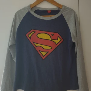 Intressekoll - Kollar om någon är intresserad av min superman långärmade tröja. Kontakta mig vid intresse.