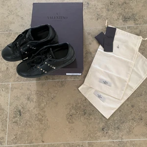 Valentino skor  - Ett par Valentino sneakers som är använda väldigt få gånger så väldigt fint skick, skorn är fortfarande stel och känns ny då ja inte gått in dom. Köparen står för frakten och priset kan diskuteras vid snabb affär. 