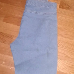 Jeans byxor - Blåa jeans för M till L storlek. Är för stora för mig så. Det blir 200 med frakten☺️