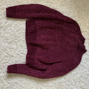 HM stickad tröja - Lila nästan vinröd tjock stickad tröja med lite krage. Använd 2 gånger och passar både till vardag och fest. Stl M men passar både S och L