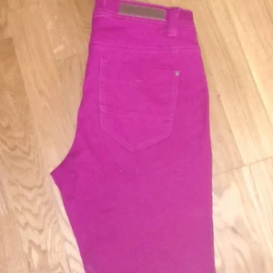 HOT pink jeans - Säljer min hot pink Jeans, fett snyga men för stora för mig💜