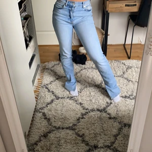 Blå jeans - Nästan helt oanvända blå jeans med slits nedtill. Frakt ingår inte i priset. 