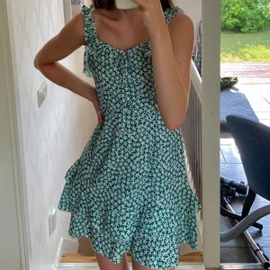 Grön klänning - Super söt klänning som inte kommer till användning. Klänningens färg blir inte så tydlig på bild i verkligheten är den klargrön, skriv privat för tydligare bilder:)