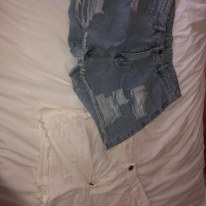 Jeansshorts storlek 42 - Helt nya jeansshorts köpta från SHEIN. Säljer de för 150kr st eller 200kr för båda. Frakt är inkluderat i priset☺️