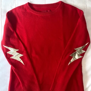 Zadig tröja - Säljer nu min 100% kashmirtröja från Zadig. Denna går ej att köpa i butik längre och kostade 4200kr när jag köpte den i USA för 1.5 år sedan. Den är i perfekt skick och har så coola guldiga blixtar på armbågarna vilket är supertrendigt just nu! Den har även slittar vid ärmarna och är i den finaste röda färgen ❤️ Storlek S men passar allt från XS-M