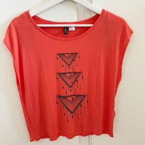Topp från H&M - Superfin topp från HM i storlek S ☀️ Knappt använd och väldigt skönt material🧡 