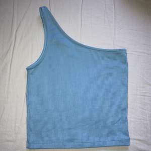 Säljer detta fina ljus blå one shoulder linnet från Gina tricot då det knappt kommer till användning längre.💙