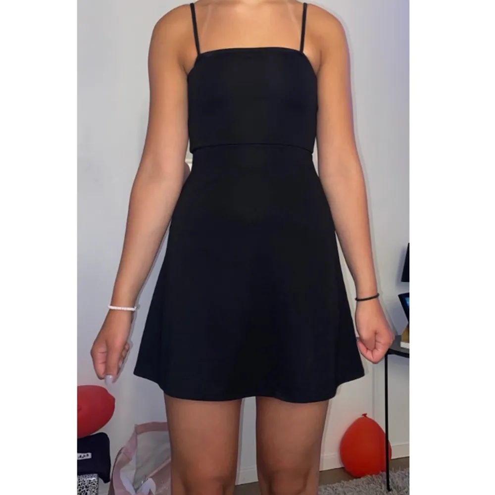 En vanlig svart klänning från H&M. Aldrig använt den och den är i storlek 34❤️Den som köper står för frakten!🥰 säljer denna klänning pga att den är för liten för mig.. Klänningar.