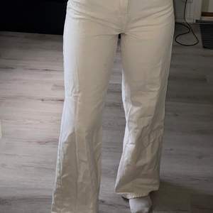 vita vida jeans i storlek 34 ,passar nån som är över 160 , vet inte frakten än