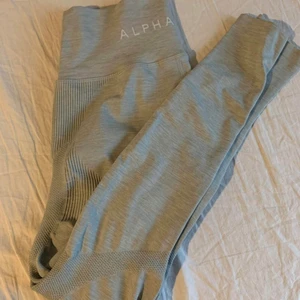 Alphalete tights  - Träningstights från alphalete, storlek M. Jättefint skick, endast använda Max 3 gånger. Köpta för 600kr
