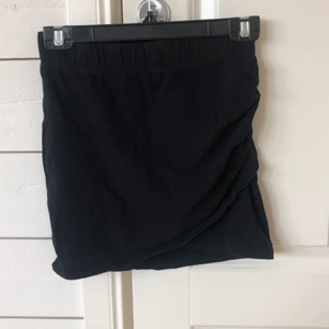 Kjol - Svart kjol från Cubus, fint skick endast ett litet hål (se bild) som enkelt går att laga