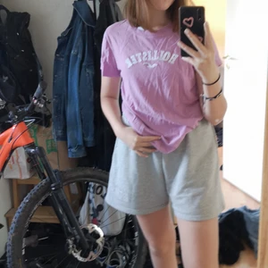 T-shirt warm purple  - En vanlig enkel lila t-shirt från Hollister, ganska använd aoch köpt någongång 2018. Inga skador eller så utan en fin enkel tröja