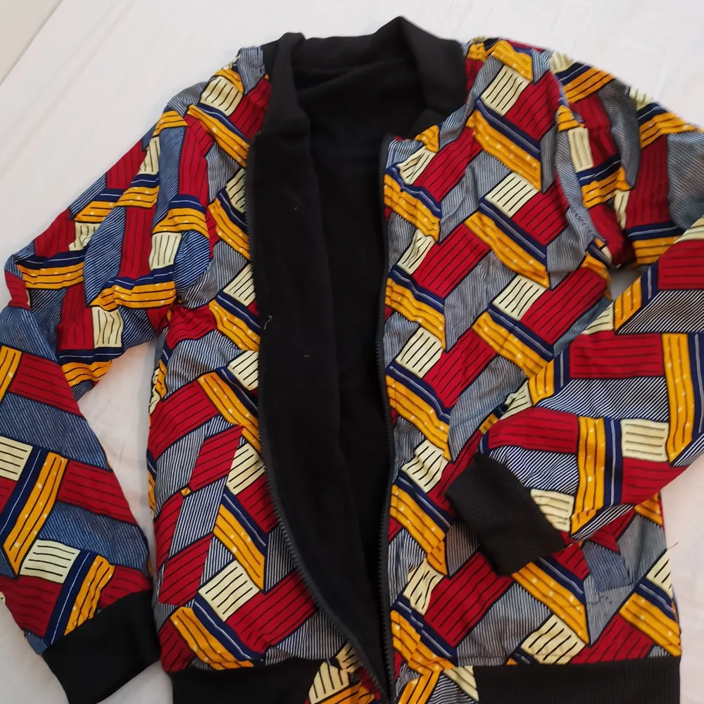 African printed jacket oanvänd 250 kr, storlek M. Jackor.