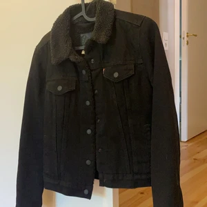 Levis jacka  - Helt ny aldrig använd pga för liten, köparen får stå för frakten. 