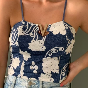 Exklusiv top - Elegant och exklusiv top i storlek S köpt i en liten butik i St tropez.