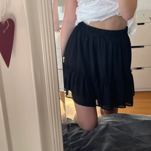 Kjol - Svart volangkjol som går att matcha till det mesta. Perfekt basplagg👌 köparen står för frakt