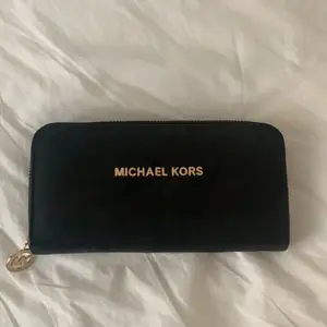 Supersnygg svart Michael Kors plånbok som jag köpte för några år sen, denna är i superbra skick💞💞(kopia)