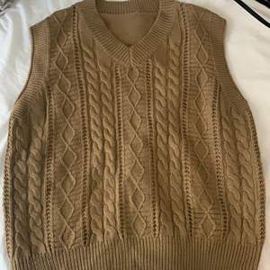 Supersnygg sweater Vest som jag bara använt 1 gång jättebra material och är i storlek L men passar superbra i S,M och XL💞💞💞