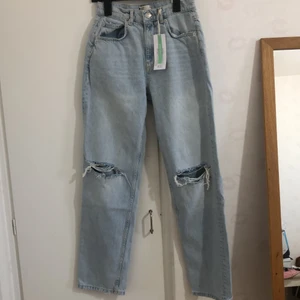 90s high waist jeans - 90s high waist jeans från Ginatricot. Storlek 36 vilket är S. Helt nya med prislappen kvar. Orginalpriset är 599kr mitt pris är 450 eller 400. Kan tänka mig gå ner till 320