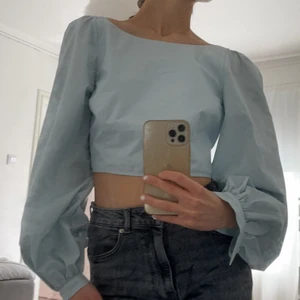 Blus - Blå blus, helt oanvänd. Köparen står för frakt 