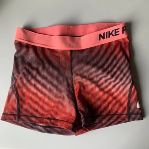 Nike träningsshorts - Strl medium men passar nog även en Small🌼 köpare betalar frakt