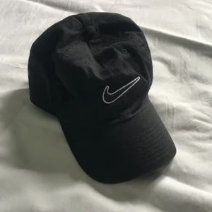 Nike keps - Svart nike keps, knappt använd. Kan hämtas upp eller fraktas!