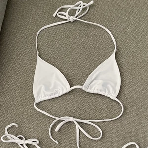 Vit bikini överdel - Bikini överdel med knytning från missguided. Helt ny, aldrig använd. Säljer pga fel storlek. Köparen står för frakt på 12 kr. 