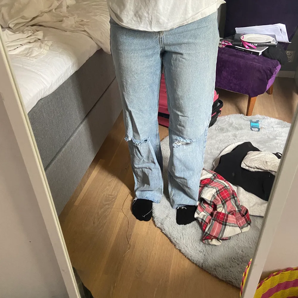 Ett par blå jeans från shein som är lite för långa för mig som är 160cm. Jättesköna med högmidja. Du står för frakt💞 kontakt för fler bilder. Jeans & Byxor.