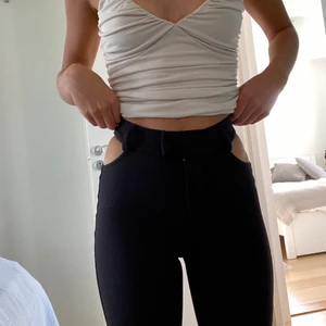 Cut out kostymbyxor  - Skit cool kostymbyxor med cut outs i midjan!! Helt nya och oanvända från Bershka, med lappen kvar på🥳 storlek 32 och passar 160-165cm ungefär!! Köparen står för frakt❤️