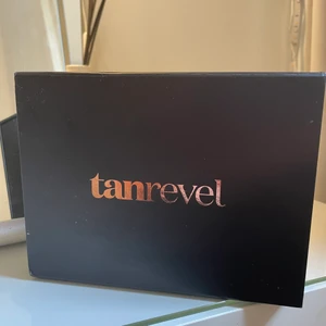Tanrevel - Tanrevel, använd 2ggr, passar tyvärr inte mig. Ingår: tanrevel,laddare och tanning liquid som nästan är full. NYPRIS 799kr säljes för 300kr!!!