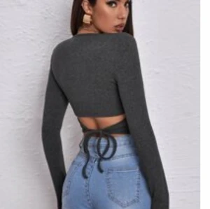 Fin tröja ⭐️ - Säljer denna fina tröja med knytning i ryggen då den inte kommer till användning! Den är superfin och sitter perfekt för mig som i vanliga fall har S/M 💕