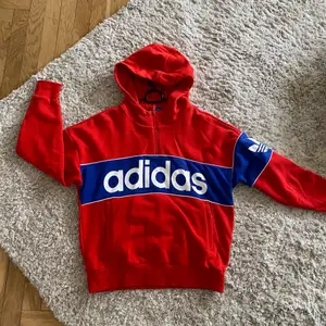 Hoddie från adidas, använd men i fint skick. Storlek xs. Kan mötas upp i Malmö men även frakta, köparen står då för frakten ! 😊