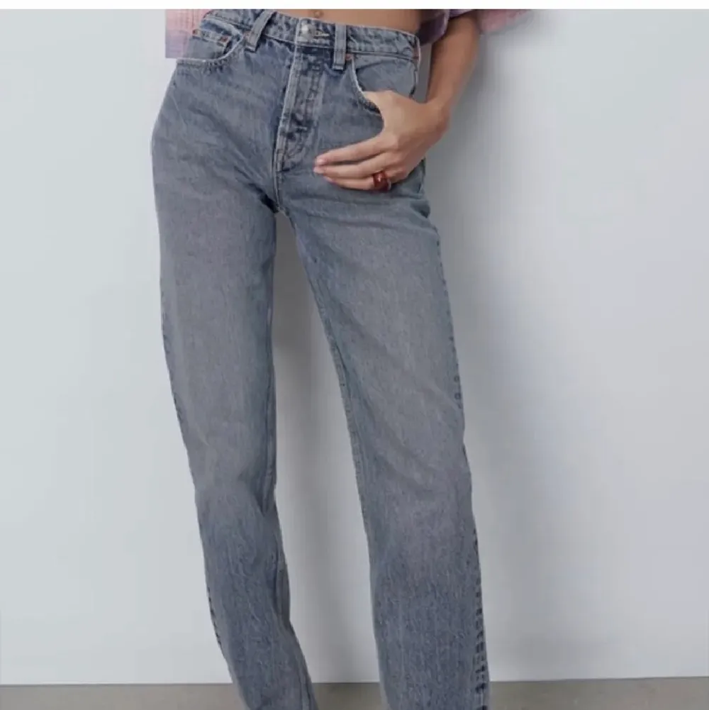 Säljer mina mid rise zara jeans som är endast prövade. Dom är helt slutsålda på nätet och i butik på zara💗Startbud: 280kr+frakt💗. Jeans & Byxor.