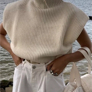 Stickad topp - Super fin stickad topp! Säljer pga den inte kommer till användning. Jag har tagit bort axelvaddarna då jag tyckte det var för mycket men det är fortfarande fin/samma pass form. Buda gärn i kommentarerna✨