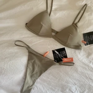 Nelly bikini set  - Helt nytt oanvänt bikini sett från Nelly i en såå fin olivgrön färg. Endast provat en gång, alla lappar kvar! Säljer endast vid bra pris💞💞 Aktiverar budgivning om fler är intresserade! 