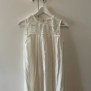 Fin vit klänning  - Säljer denna superfina klänningen. Passar lika bra till vardags som till ett finare tillfälle🌸 säljer den för att jag inte fått så mycket användning på senaste tyvärr. Hoppas den passar bättre i din Garderob 🌻🌻 nypris var ca 1000kr