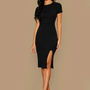 Klänning storlek L - Aldrig använd, råka köpa 2 lika super fin på slits i fram