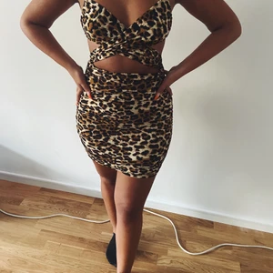 Klänning strl M - Jätte fin klänning som jag tyvärr aldrig använder🥺 har bara provat den.. frakt tillkommer 😃