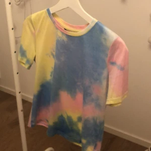 T-shirt  - T-shirt från Shein. Använd ca 3 gånger skänker bort den ända priset är frakten. Köparen står för frakten