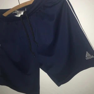 Adidas shorts - Adidas shorts i storlek s