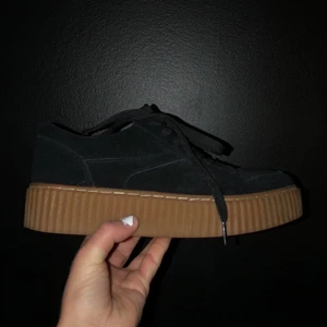 Duffy plattform skor - Ett par oanvända Duffy, plattform skor i Storlek 37. Om du vill ha flera bilder på dem är det bara att skriva 💕 Jag köpte dem och det blev aldrig att jag använde dem, därför säljer jag dem här <3