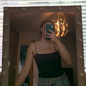 Mörklila topp - En söt mörklila topp från Gina tricot i strl S