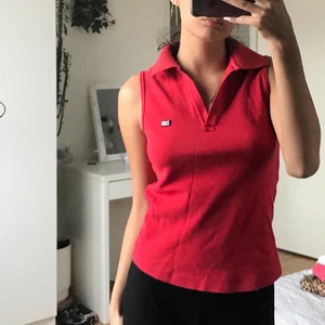 Tanktopp  - Röd tanktopp perfekt för dig som letar lite efter 90 tals stil🤍💕. Nyskick o knappt till användning tyvärr. Finns säkert någon som kan styla upp denna perfekt!😍