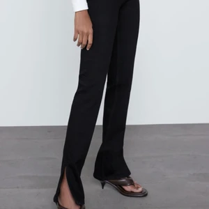 Nya jeans från Zara - Helt nya jeans från Zara (prislappen sitter fortfarande kvar). Säljer pga att det inte passar mig. Lånade bilder från hemsidan då byxorna inte passade. Nypris 359kr.    Köparen står för frakten💕
