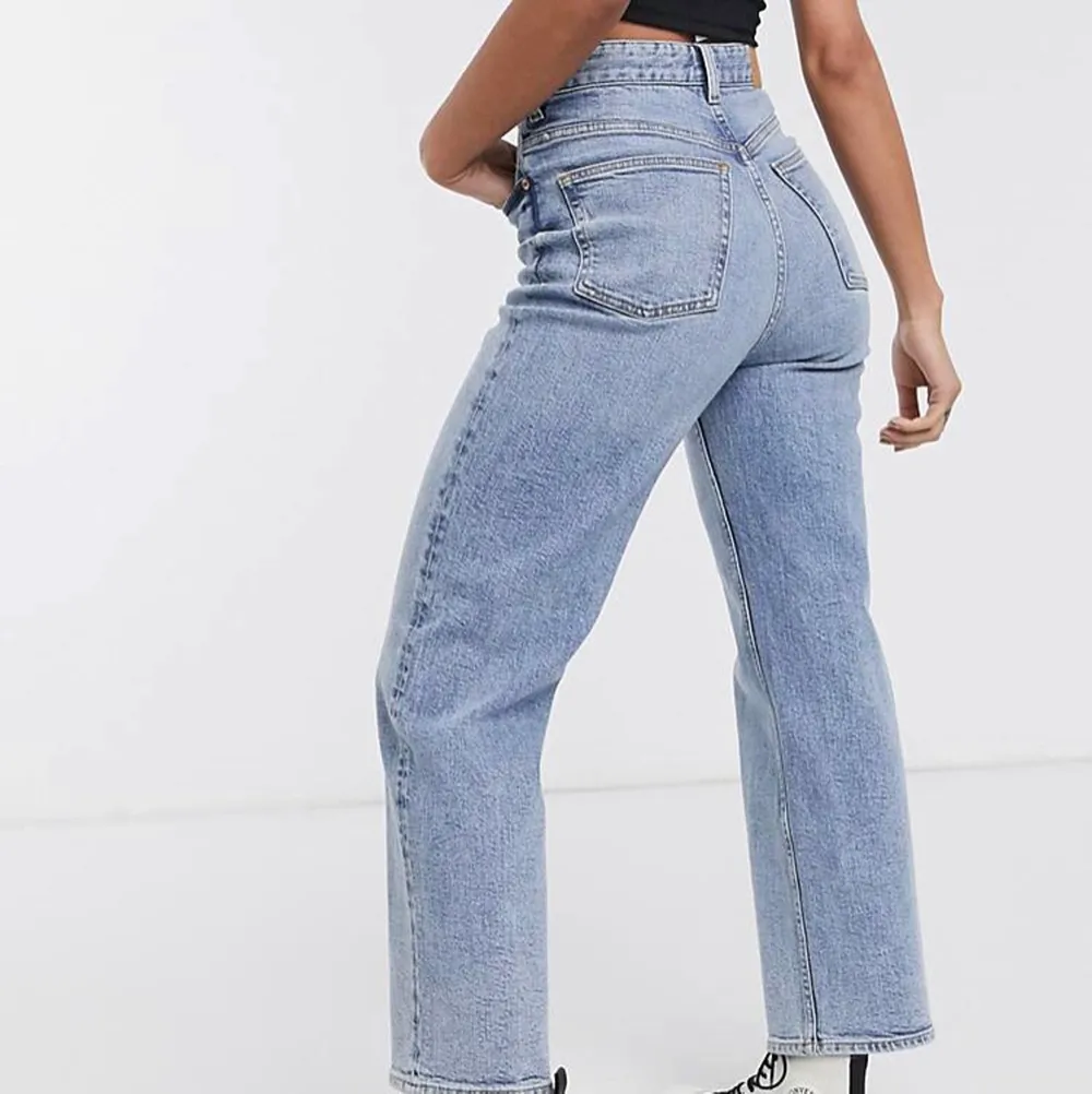 Uthängda jeans från monki som tyvärr blivit för små på mig 😔. Jeans & Byxor.
