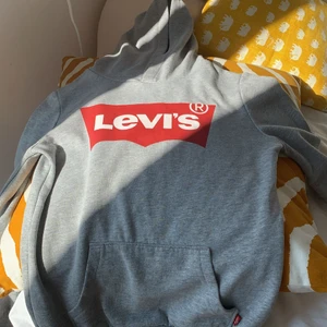 Levis hoddie storlek 128 - Vanlig basis hoddie med ett Levis märke